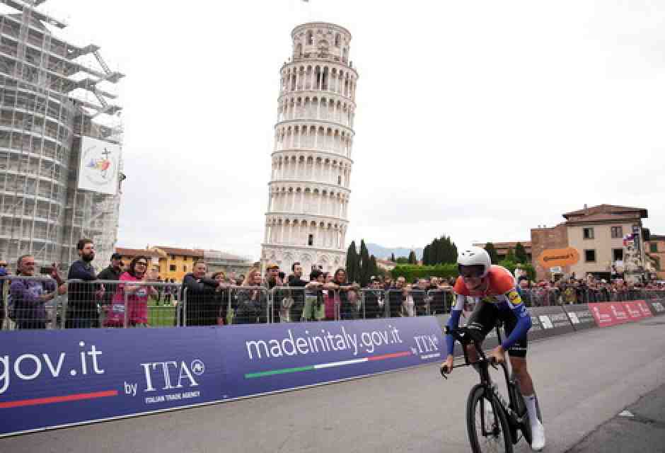 Giro d'Italia, la pioggia sulla cronometro dà una mano a Hoole e Roglic
