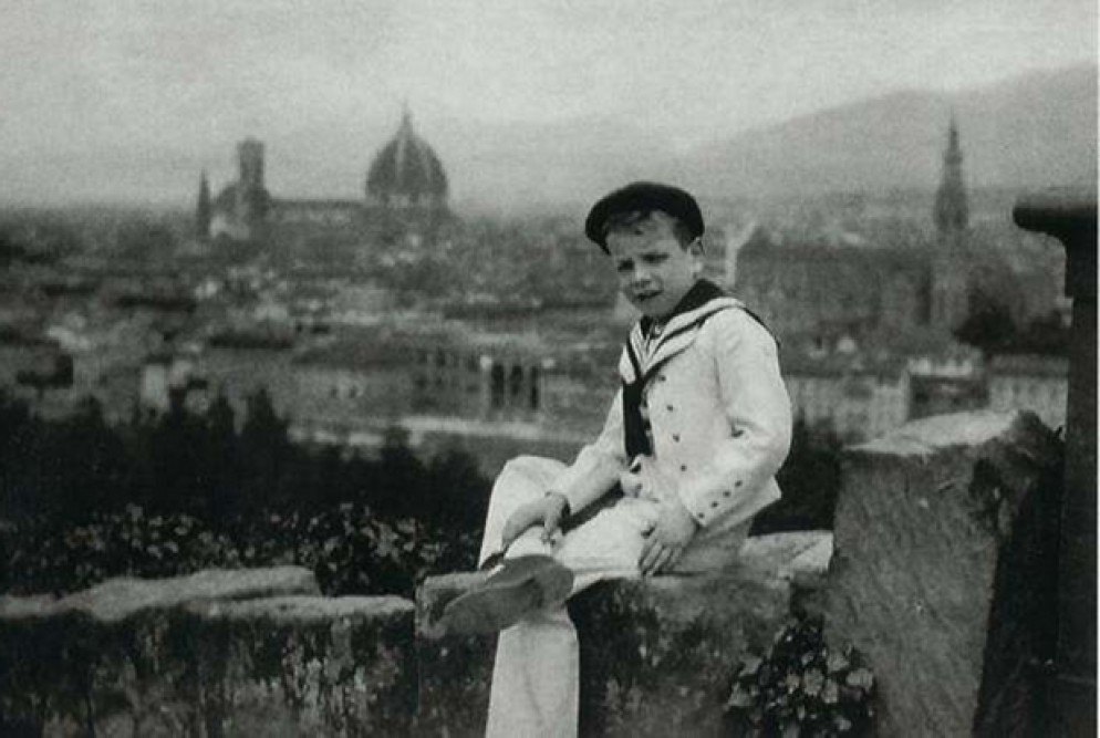 12 febbraio 1923 - Franco Zeffirelli nasce a Firenze. La madre è Adelaide Garosi Cipriani, il padre Ottorino Corsi, commerciante di stoffe di Vinci (discendente di leonardo) che riconoscerà il figlio, avuto fuori dal matrimoni, solo 19 anni dopo. Il cognome Zeffirelli viene scelto dalla madre ispirandosi agli “zeffiretti” cantati da Ilia in un’aria dell’Idomeneo di Mozart