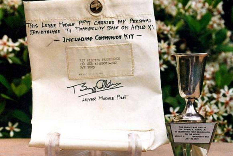 Il calice lunare e la borsa che lo ha contenuto durante il viaggio sulla Luna (Webster Presbyterian Church)
