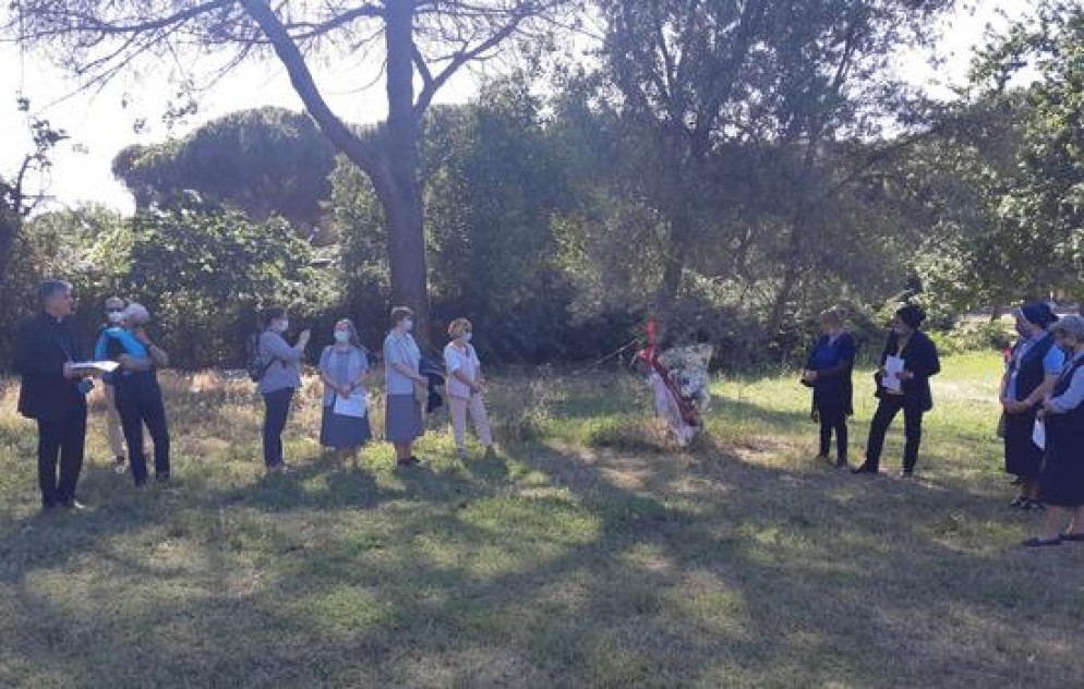 La veglia di preghiera sul luogo del ritrovamento del corpo della donna. A sinistra il vescovo Palmieri - Foto Mira