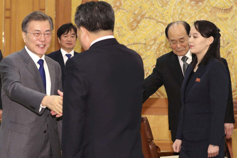 Il presidente sudcoreano Moon Jae-in (a sinistra) sta per incontrare l'inviata speciale della Corea del Nord, sorella di Kim Jong Un (Ansa)