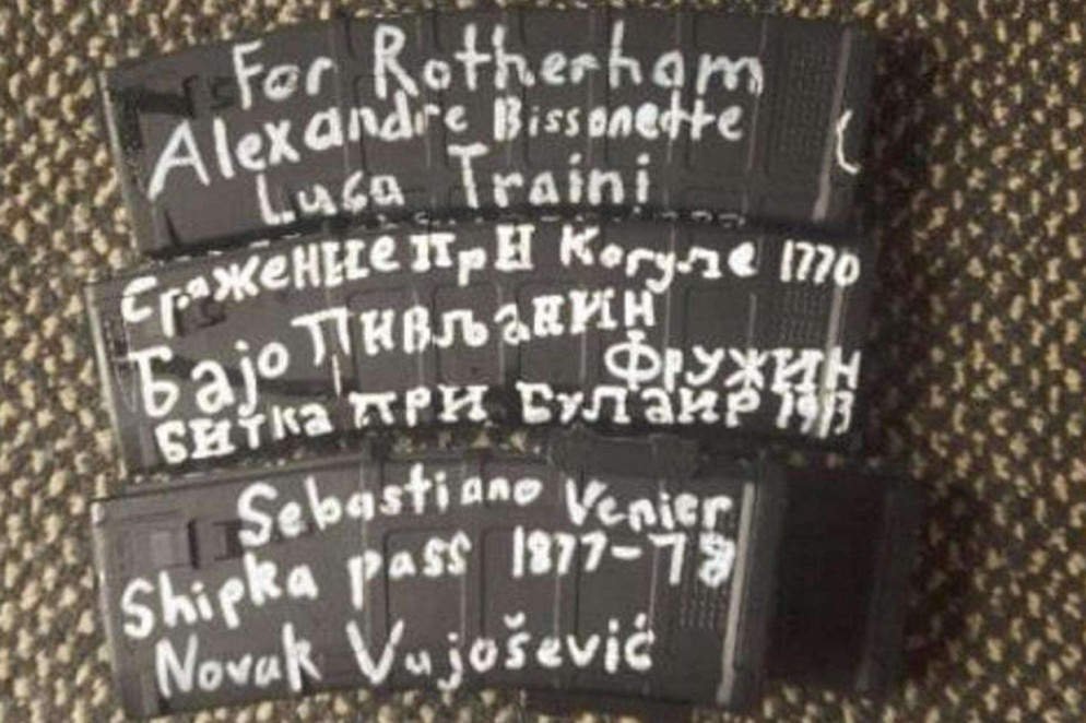 Un fermo immagine, tratto dal video con cui Brenton Tarrant ha rivendicato la strage, mostra i caricatori delle mitragliatrici con i nomi di autori di stragi razziste (Ansa)