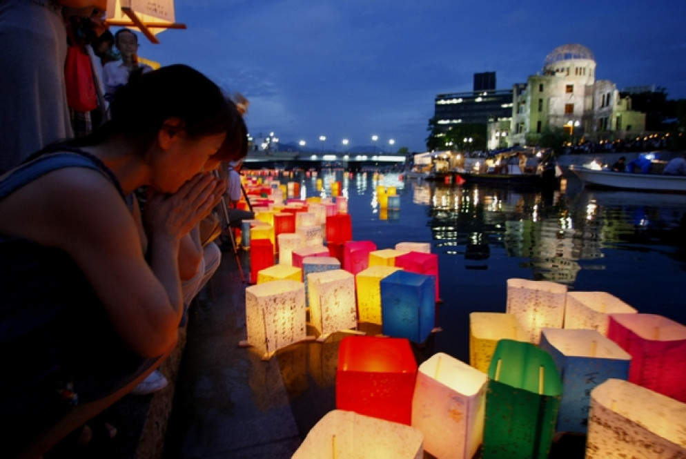 In preghiera al memoriale della pace di Hiroshima in Giappone ( Epa)