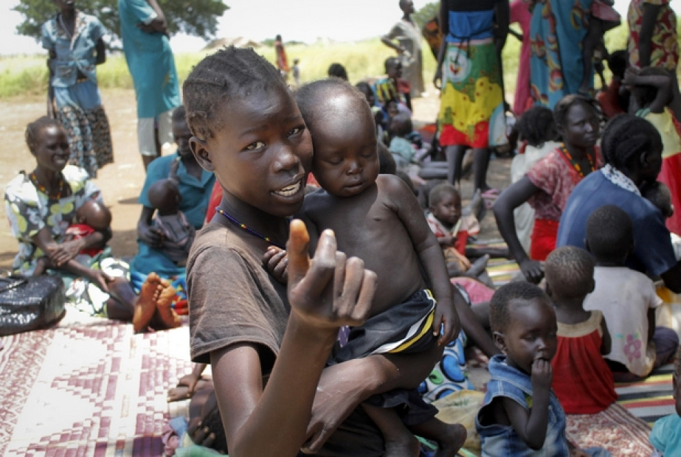 Mamme e bambini vittime della violenza in Sud Sudan, un Paese distrutto dalla sete di potere e denaro (Ansa)
