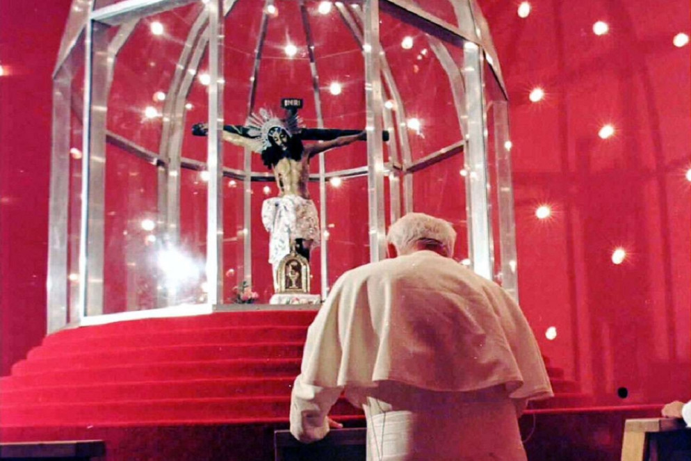 Wojtyla in preghiera davanti al crocifisso, nel 1996 - Reuters