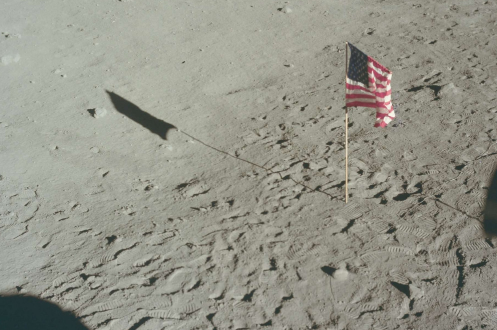 La bandiera americana sulla Luna (Foto Nasa)