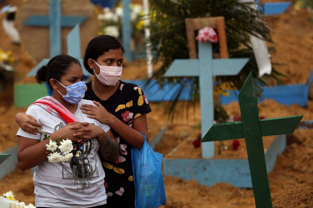 Riti funebri e sepolture collettivi nel cimitero di Manaus - Reuters