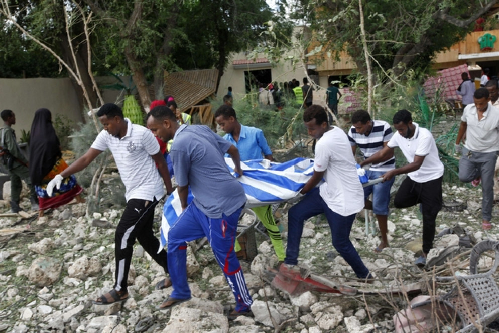Almeno 18 le vittime civili nei due ristoranti assaltati dagli Shabaab a Mogadiscio (Ansa/Ap)