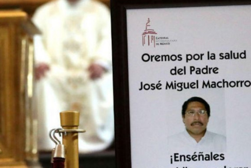 Una veglia di preghiera per padre Machorro, pugnalato il 15 maggio 2017 e morto in agosto in ospedale (Ansa)