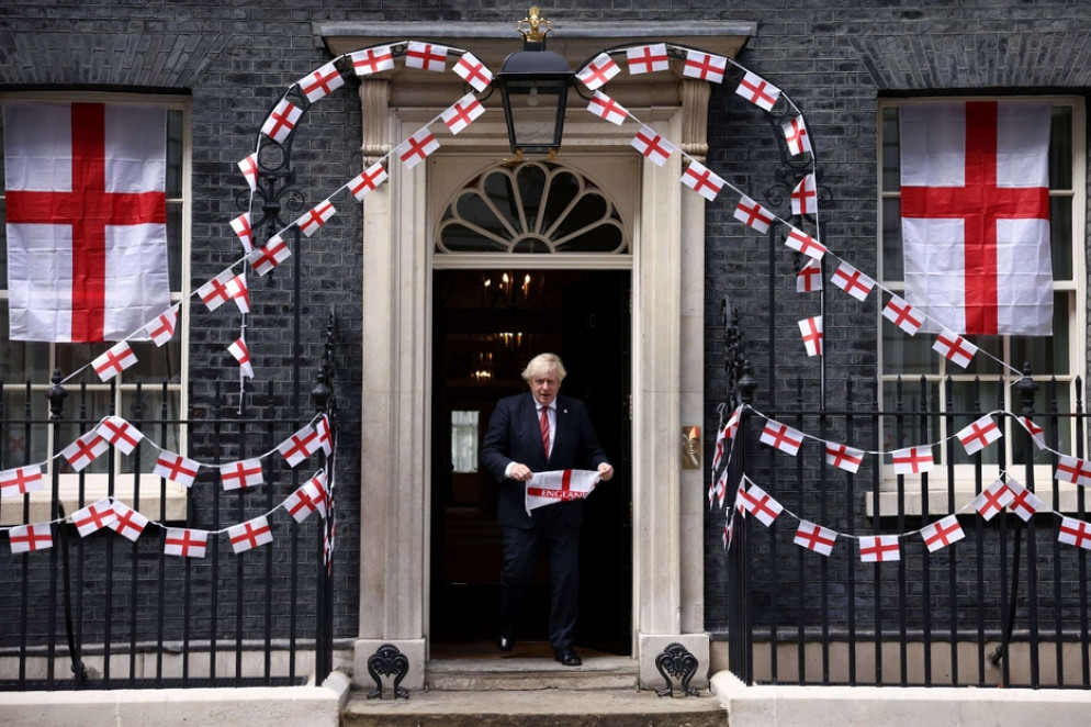 Downing street addobbata con le croci di san Giorgio per la finale degli europei - Reuters