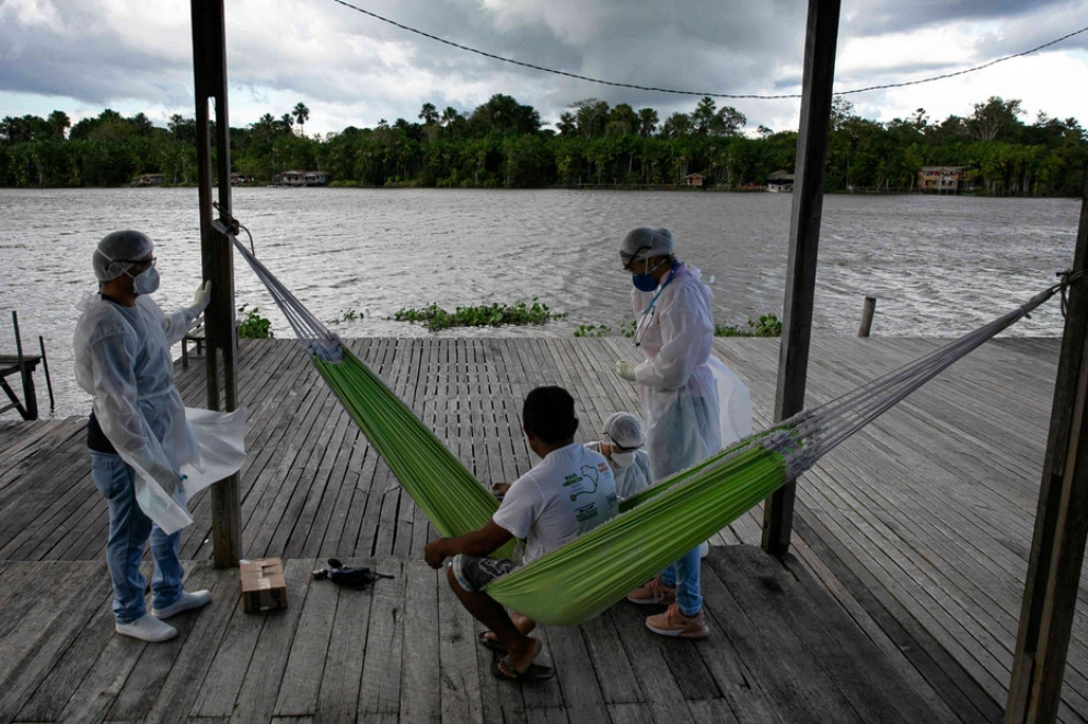 Una squadra di operatori sanitari fa prevenzione lungo il fiume - Ansa