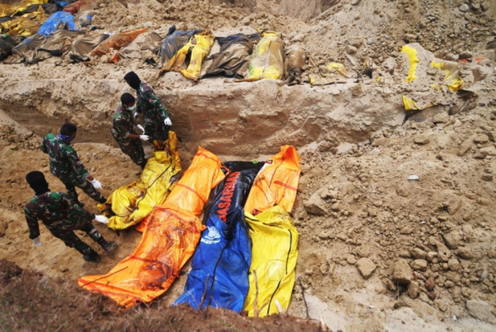 L'esercito è schierato a Palu: svolgono le operazioni di sepoltura delle vittime e di sorveglianza delle zone di arrivo degli aiuti. L'ordine è sparare ai saccheggiatori (Ansa)