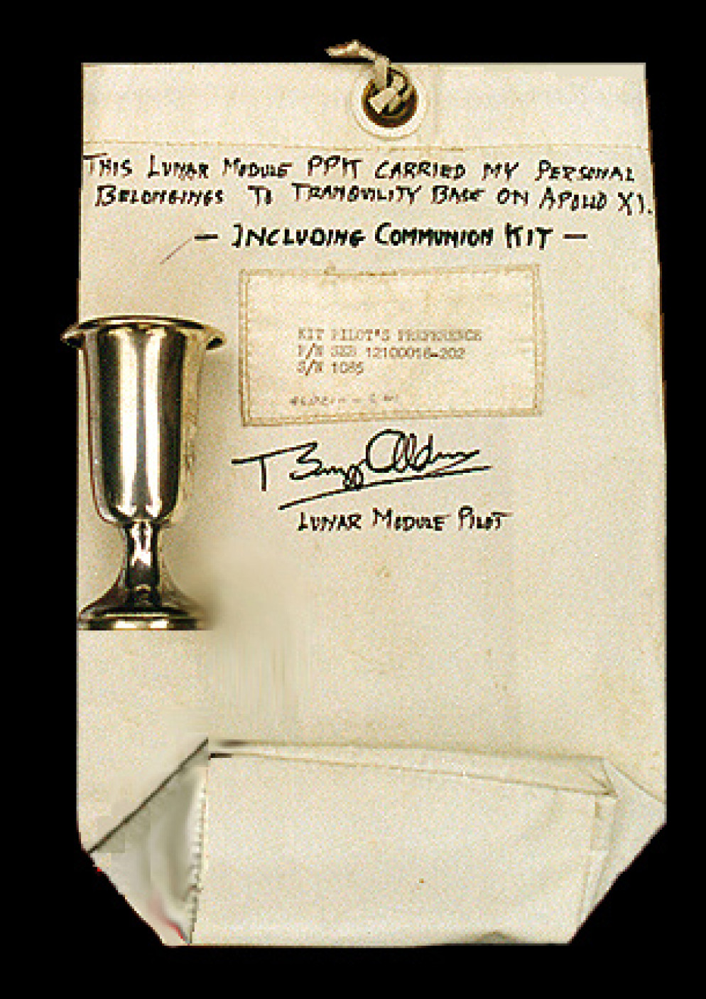 Il calice lunare e la borsa che lo ha contenuto durante il viaggio sulla Luna (Webster Presbyterian Church)