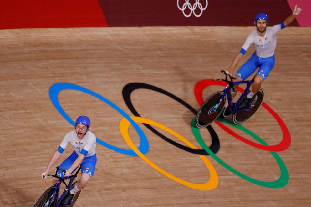 Simone Consonni (a sinistra) e Filippo Ganna subito dopo la vittoria - Ansa