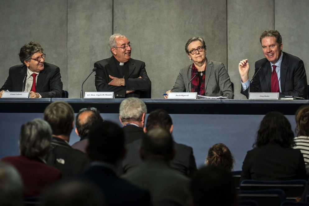 La conferenza stampa di presentazione: da sinistra Gianni Valente, monsignor Angelo De Donatis, Paola Bignardi e Greg Burke (Siciliani)