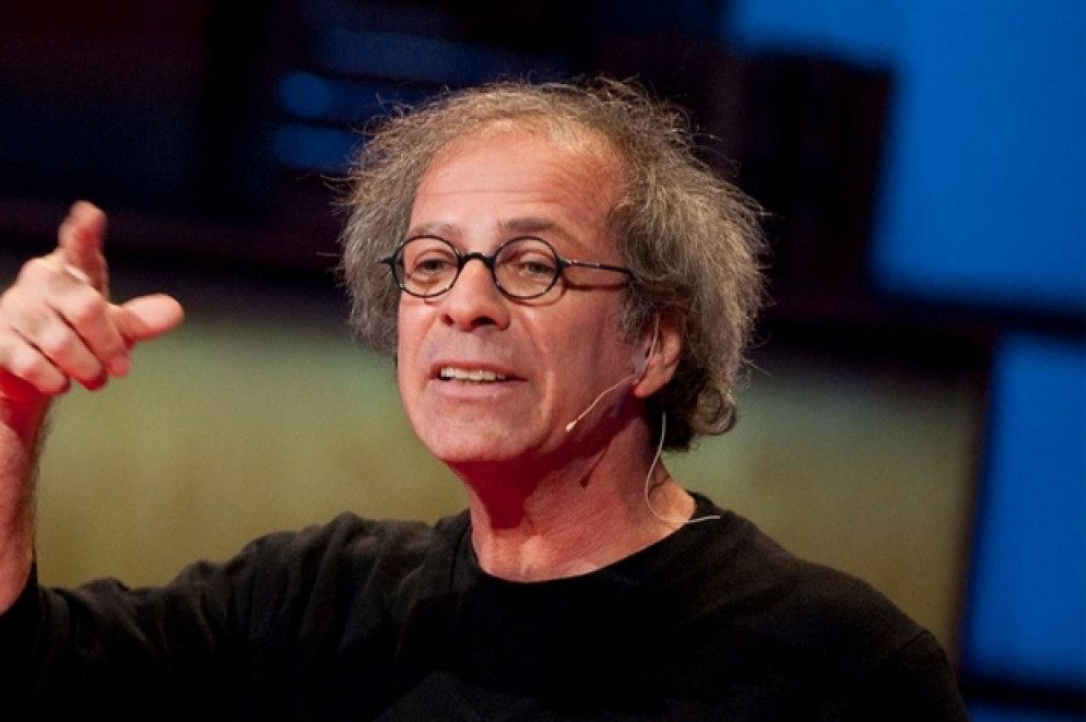 Itay Talgam è nato a Tel Aviv nel 1958. Dopo aver terminato i tre anni di servizio obbligatorio nell’Esercito e aver conseguito una laurea in Filosofia presso l’Università Ebraica di Gerusalemme e un diploma in conduzione d’orchestra alla Jerusalem Rubin Academy, ha iniziato con il grande maestro Leonard Bernstein. Dal 1987 conduce diverse orchestre in tutta Europa. Affianca all’insegnamento universitario, le partecipazioni ai Ted Talk e al World Economic Forum di Davos. Nel 2015 ha pubblicato il bestseller “The Ignorant Maestro” tradotto in 10 lingue. Di lui l’ex vice-presidente americano Al Gore ha detto: «Ho imparato di più sulla leadership in mezz’ora di lezione con Itay Talgam che nel resto della mia intera carriera».