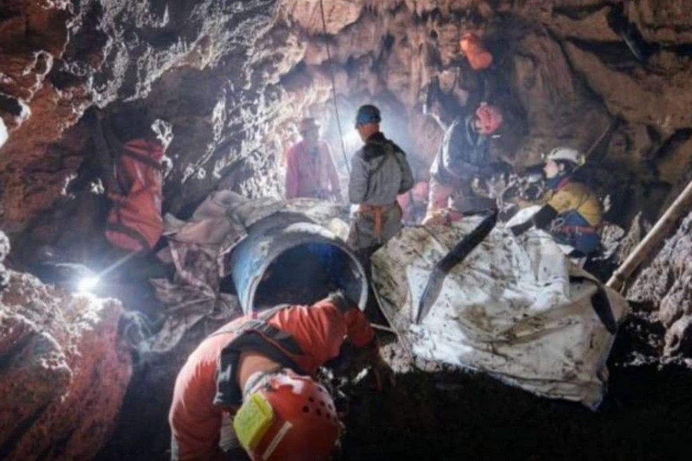 Gli speleologi scendono nella Foiba appena scoperta - Foto fornita in conferenza stampa