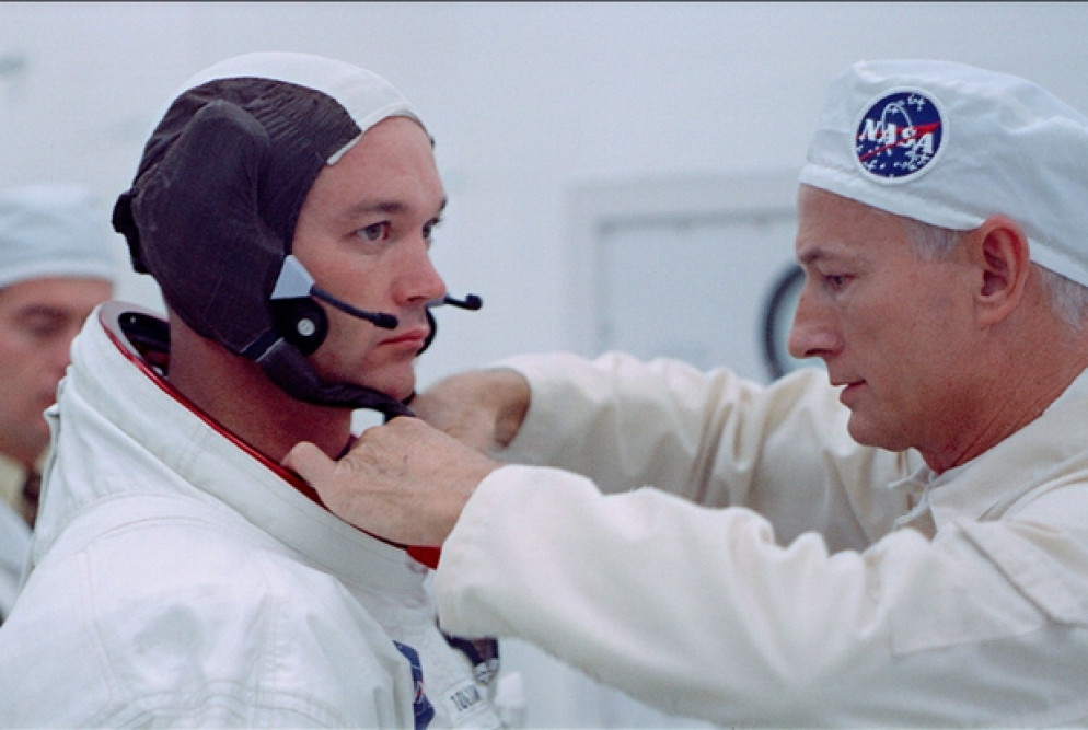 Un'immagine inedita della vestizione di Michael Collins nel film "Apollo 11"