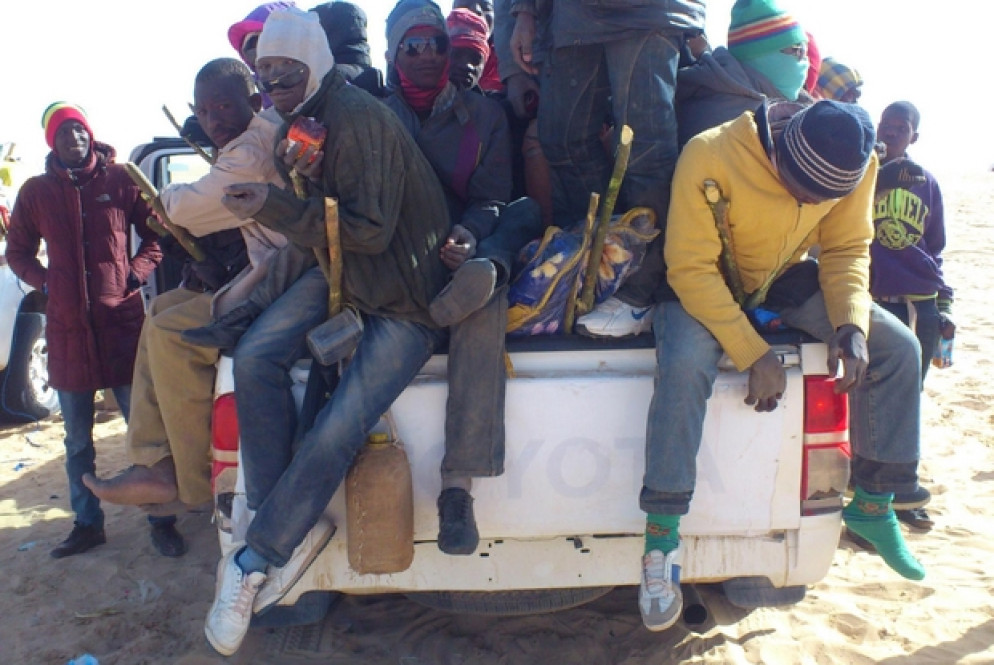 Un camion di migranti nel deserto del Sahara, foto di repertorio (Ansa / Polizia di Stato)