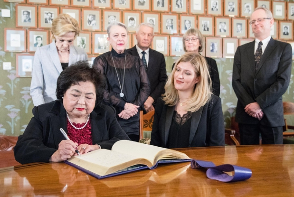 Setsuko Thurlow e Beatrice Fihn firmano il protocollo a Oslo (Ansa)
