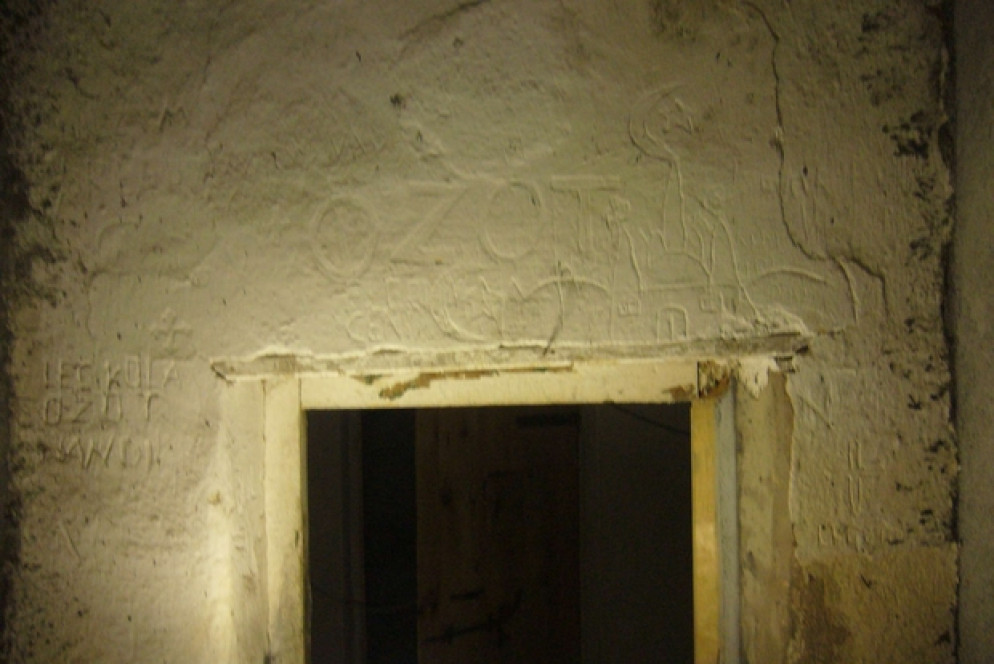 Graffiti realizzati dai prigionieri sui muri della prigione