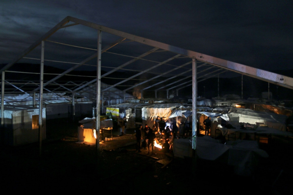 Oltre la foresta, nei campi di confine bosniaci, la condizione non migliora. Un primo gruppo rimasto senza riparo dopo l’incendio al campo di Lipa è stato provvisoriamente sistemato sotto i tendoni - Reuters