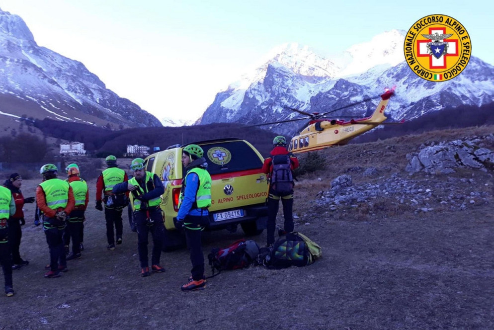 Il Soccorso alpino durante le operazioni sul Gran Sasso - Ansa