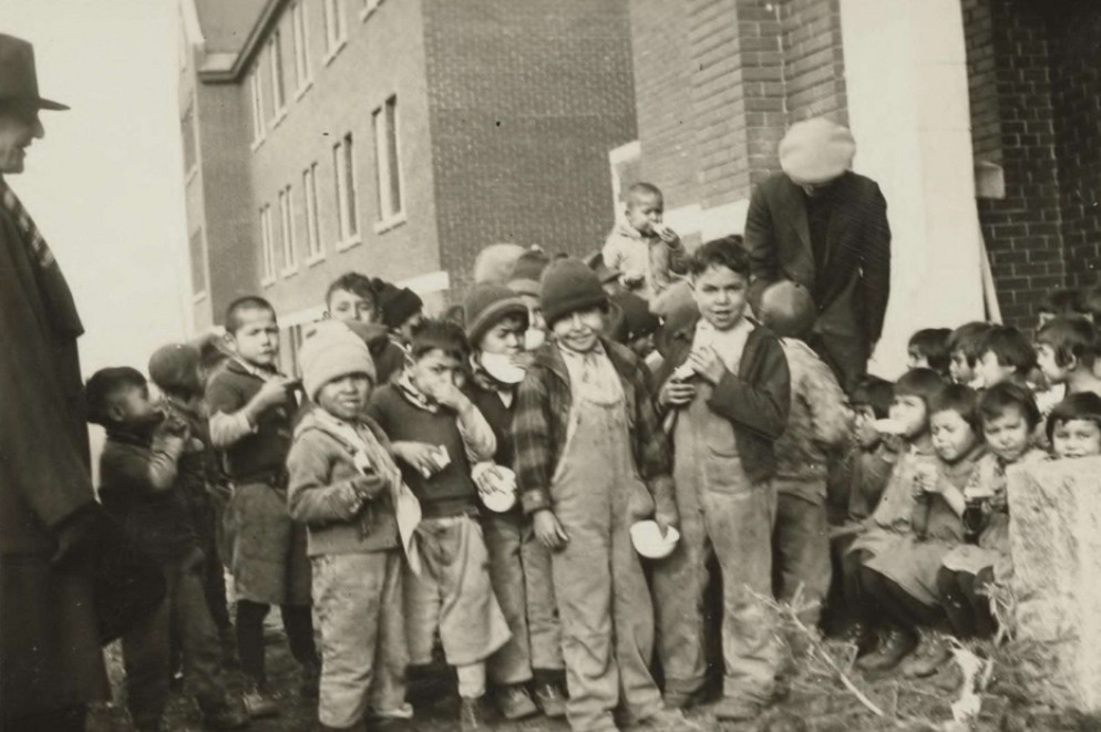 Foto d'epoca degli alunni della Kamloops Residential School che venivano maltrattati e subivano abusi - Ansa