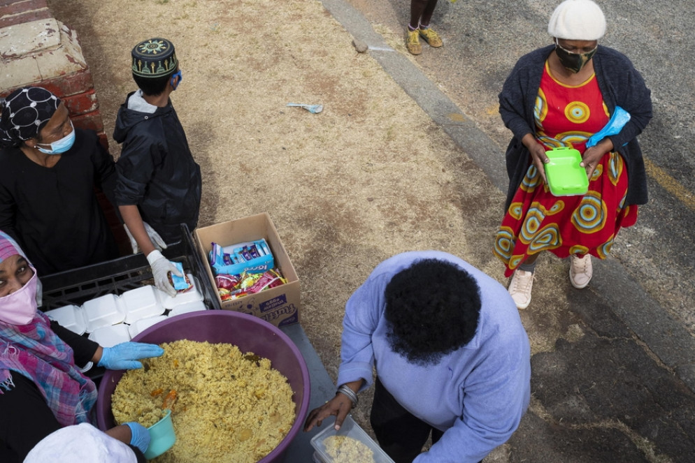 Distribuzione di cibo durante il lockdown a Johannesburg, in Sudafrica - Ansa