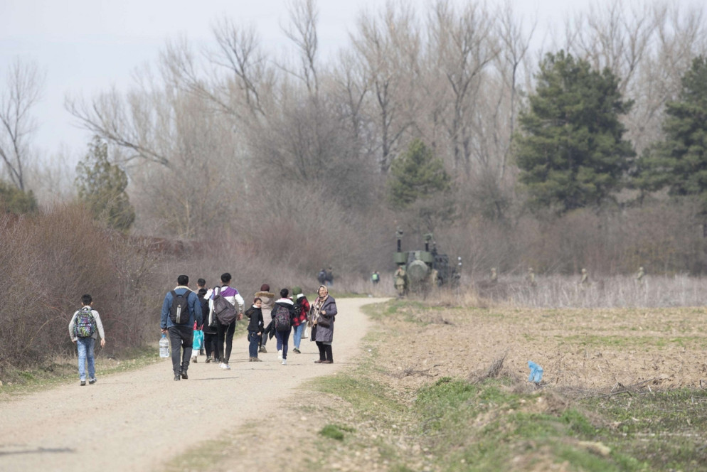 Rifugiati diretti verso il confine greco - Ansa
