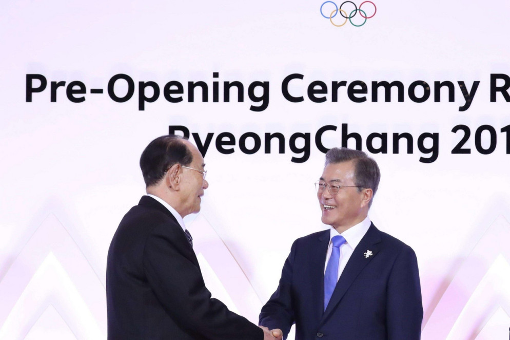 La stretta di mano tra il presidente sudcoreano Moon Jae-in (a destra) e il capo della delegazione nordcoreana Kim Yong-nam (Ansa)