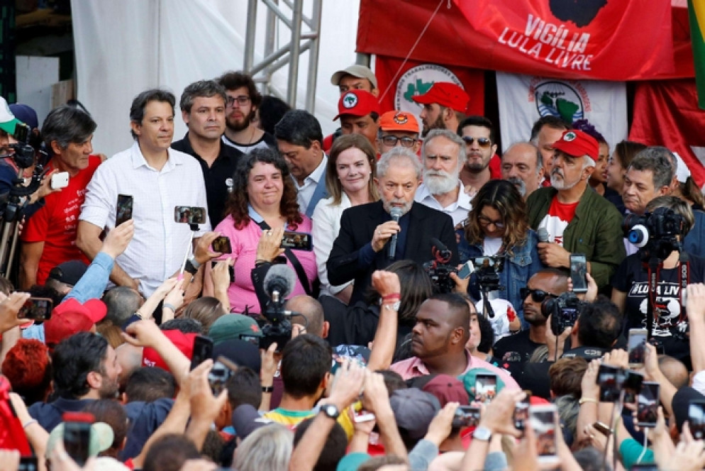 Il discorso tra la folla (Ansa)