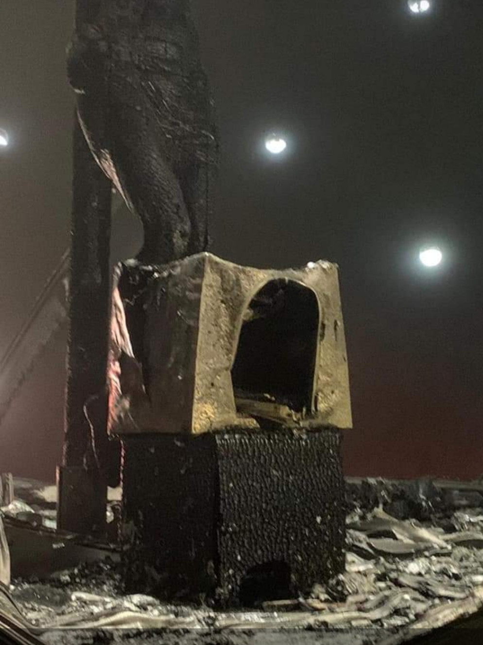 La devastazione causata dalla bomba molotov lanciata contro il Crocifisso - Social