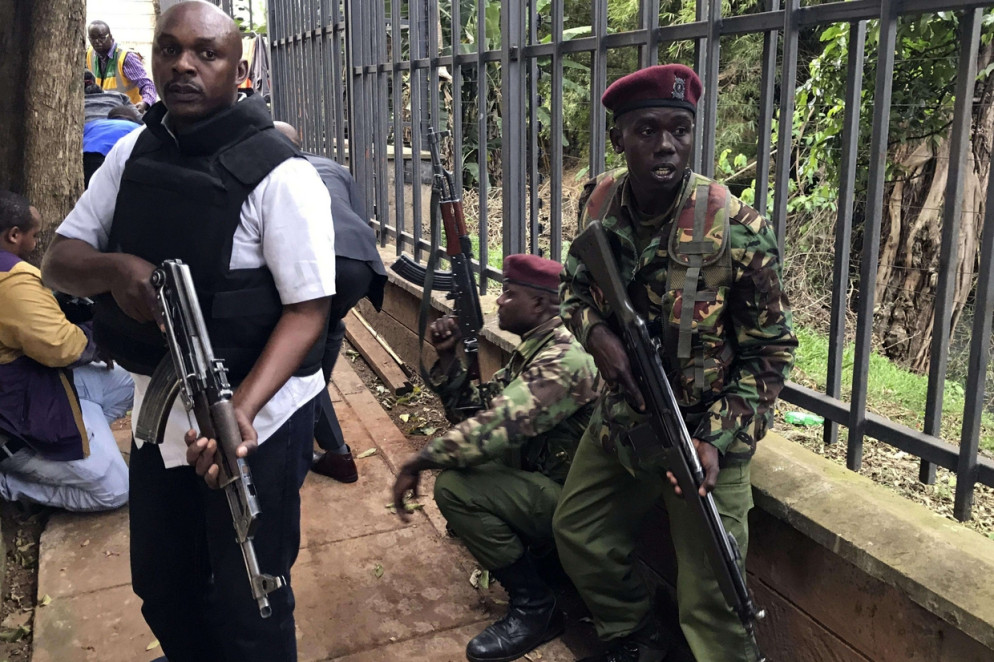 Forze di sicurezza sul luogo dell'attacco (Ansa)