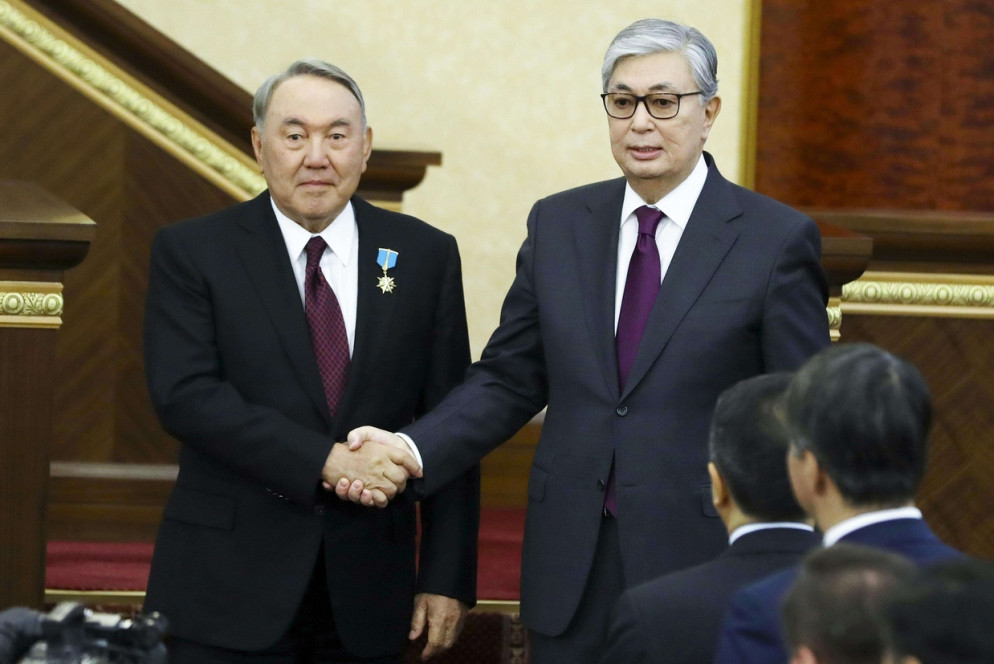 La stretta di mano fra il presidente uscente del Kazakistan, Nursultan Nazarbaev (a sinistra) e il suo successore Kassym-Jomart Tokayev (Ansa)