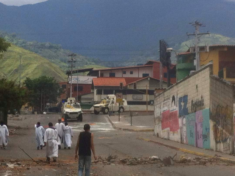 I religiosi si avvicinano ai mezzi della Guardia Nazionale Bolivariana