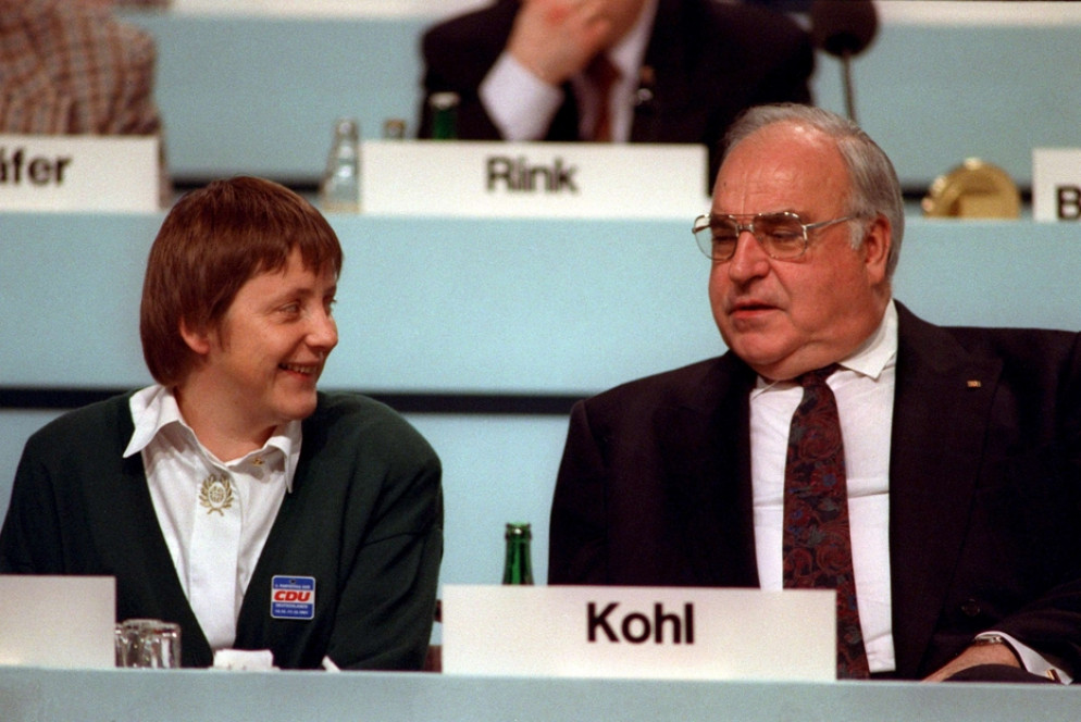 Angela Merkel con Helmut Kohl a Dresda nel 1991 - Ansa