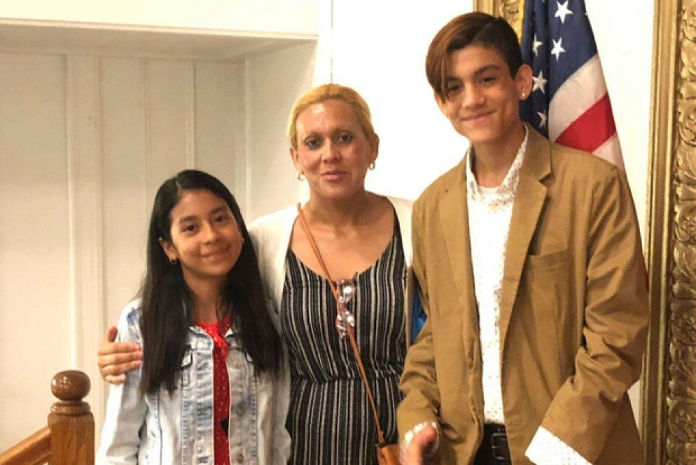 Con la sorella Chely e la madre Idania