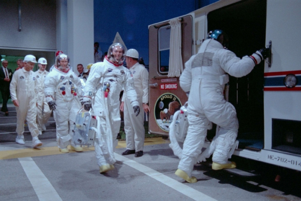 Neil Armstrong, Buzz Aldrin e Michael Collins si avviano alla partenza verso la luna, "Apollo 11" di Todd Douglas Miller