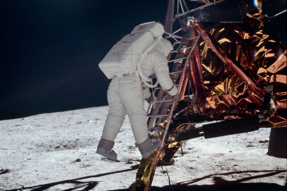 Aldrin scende dalla scala del modulo lunare (Foto Nasa)