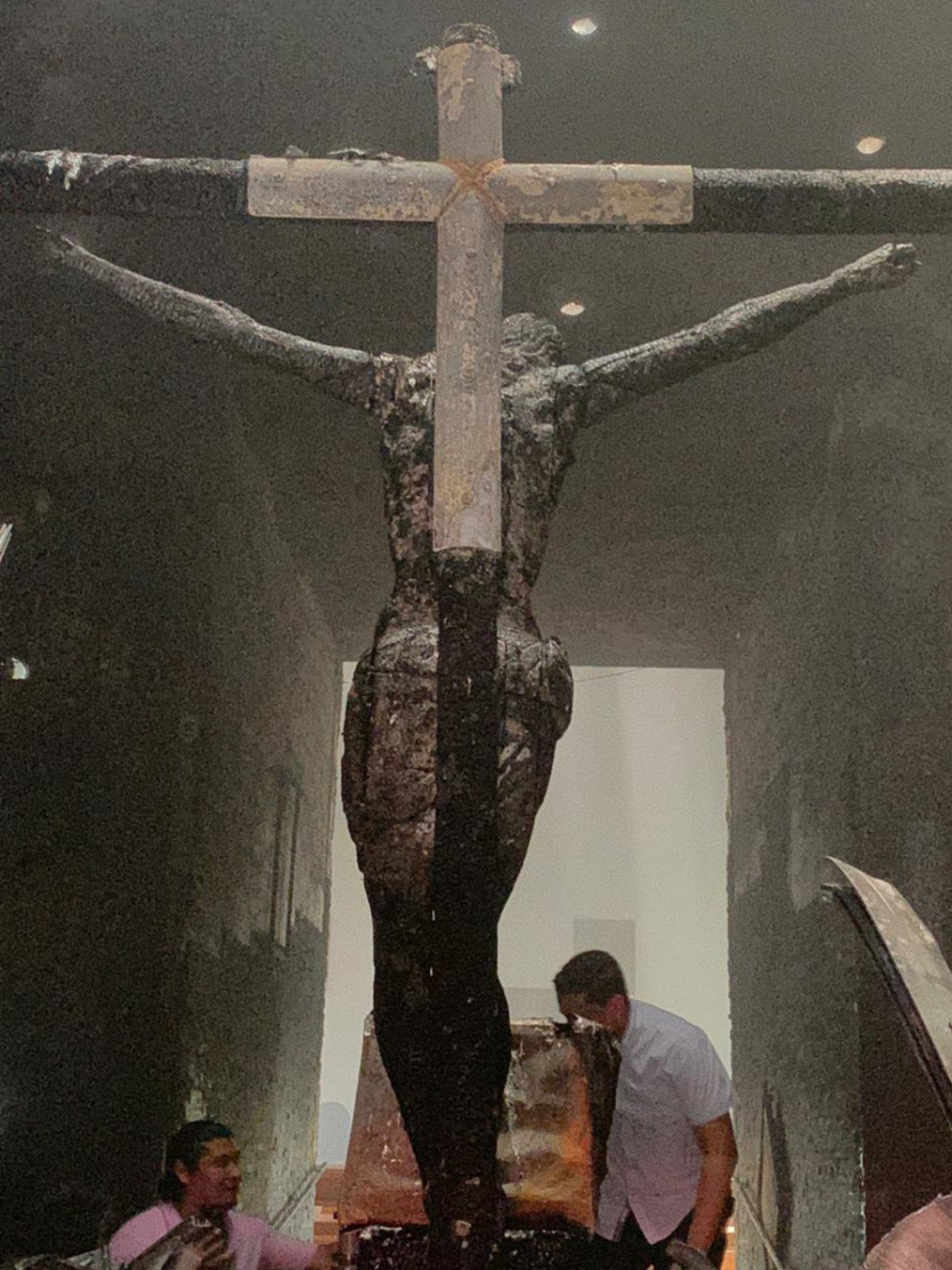 L'antico crocifisso, il "Sangre de Cristo" gravemente danneggiato dalle fiamme - Social