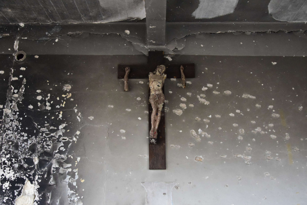 Il crocifisso nella ex sede degli scout ad Aleppo Est. I jihadisti si sono accaniti sul Cristo