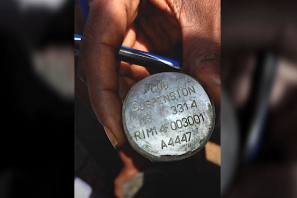 Un frammento della bomba trovata nel villaggio yemenita con le sigle che la identificano come prodotta negli stabilimenti RWM Italia 