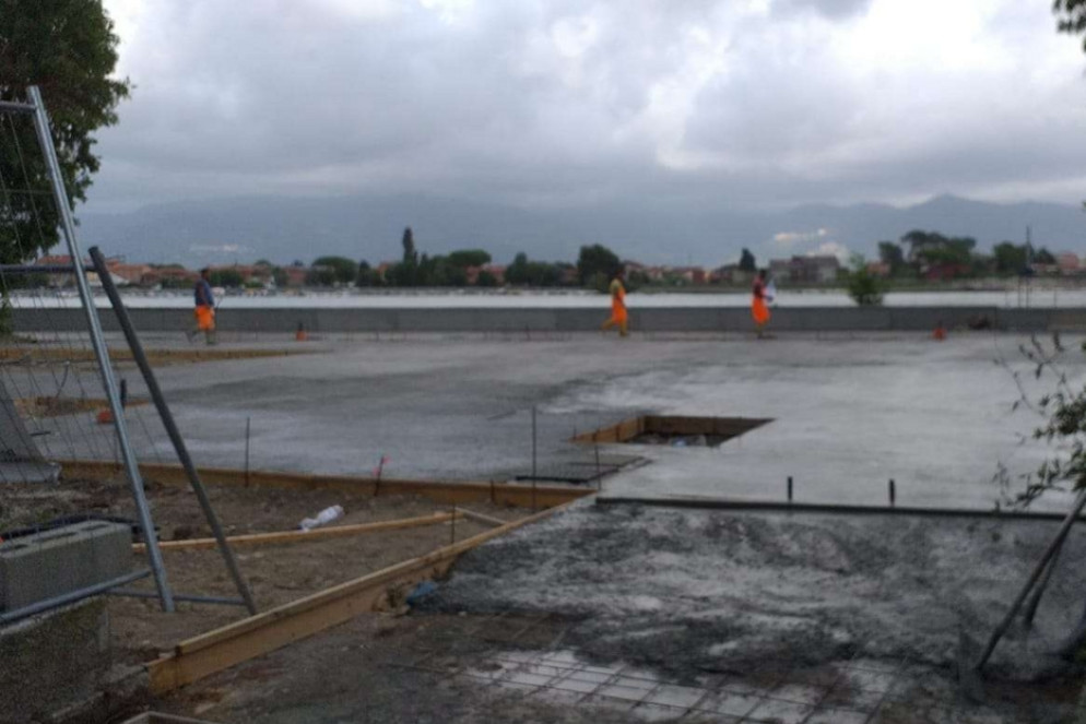 La colata di cemento è gettata - Comitato Bocca di Magra