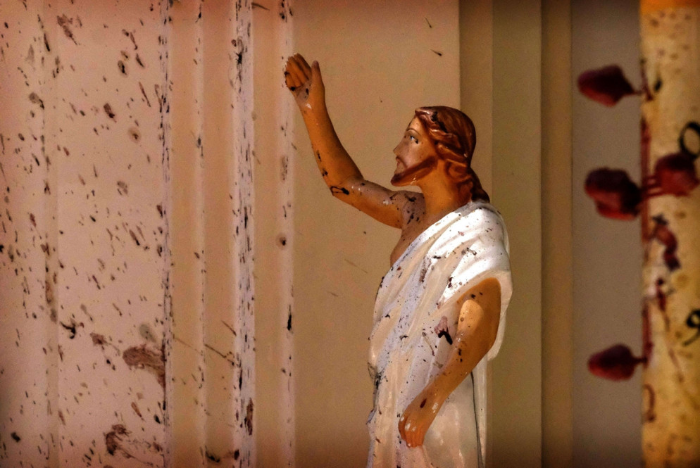 Statua di Cristo insanguinata nella chiesa di San Sebastiano a Negombo (Ansa)
