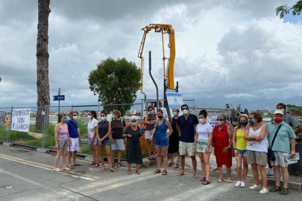 Alcuni abitanti del borgo protestano dopo avere visto abbattere sei alberi e arrivare le scavatrici. Sono riusciti a salvare solo un eucalipto - Comitato Bocca di Magra