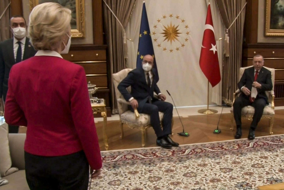 Van der leyen in piedi, Michel ed Erdogan seduti ad ANkara - ANSA/AFP PHOTO /TURKISH PRESIDENTIAL PRESS SERVICE