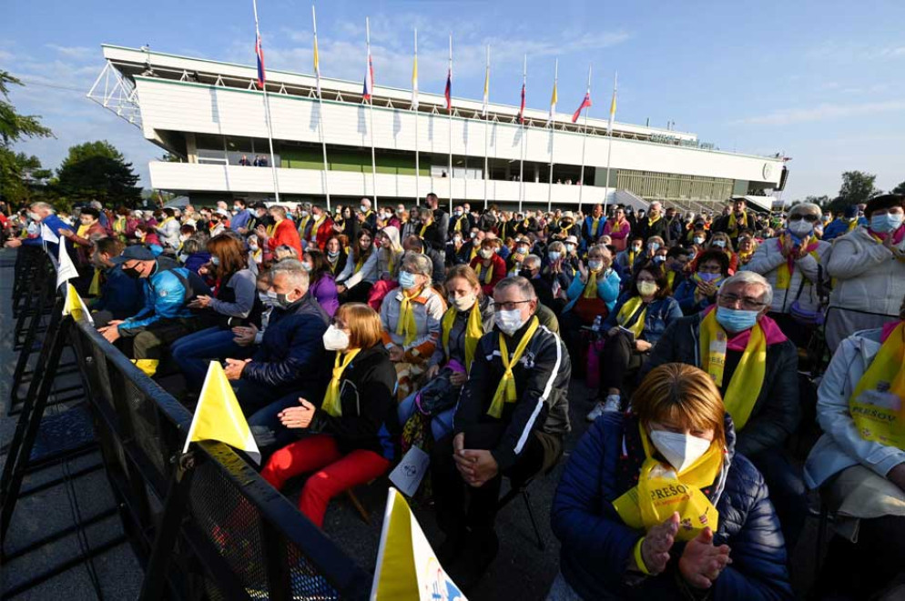 Due gli incontri del pomeriggio: alle 16 con la comunità Rom nel Quartiere Lunìq IX a Kosice, cui Papa Francesco porterà un saluto, e alle 17 l’incontro con i giovani ai quali indirizzerà un discorso presso lo Stadio Lokomotiva a Kosice. La partenza in aereo per Bratislava è prevista alle 18.30, con arrivo un’ora dopo. - Reuters