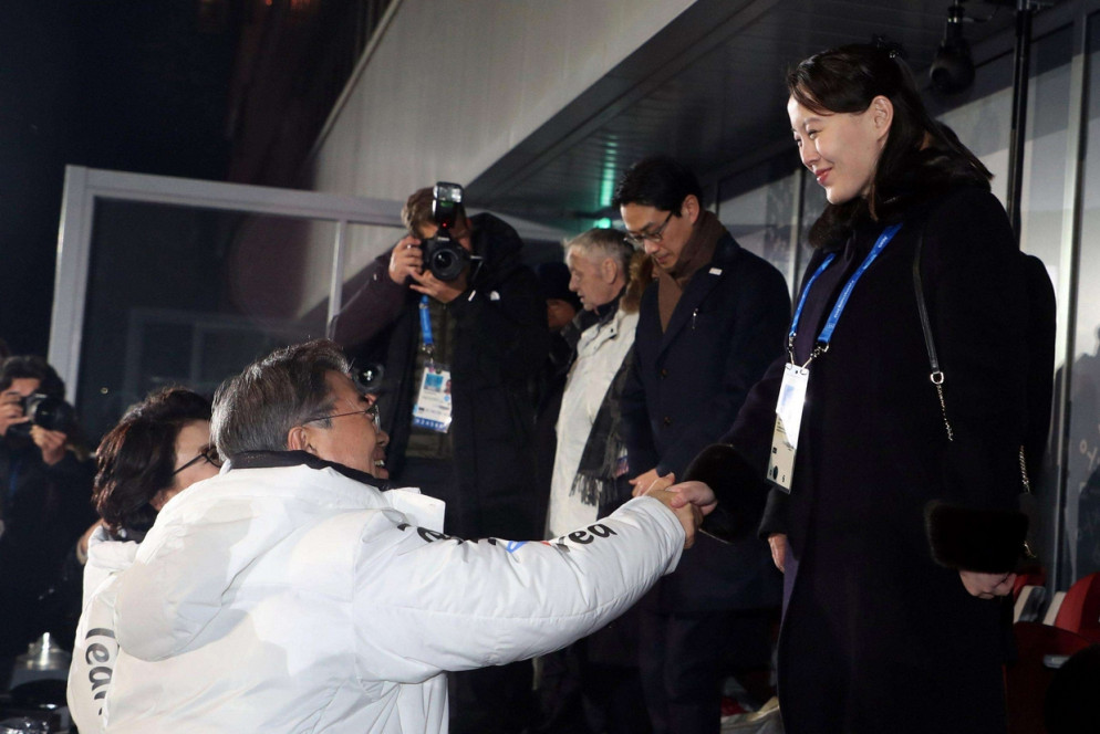 La prima stretta di mano, ieri alle Olimpiadi, tra la sorella del leader nordcoreano e il presidente sudcoreano (Ansa)