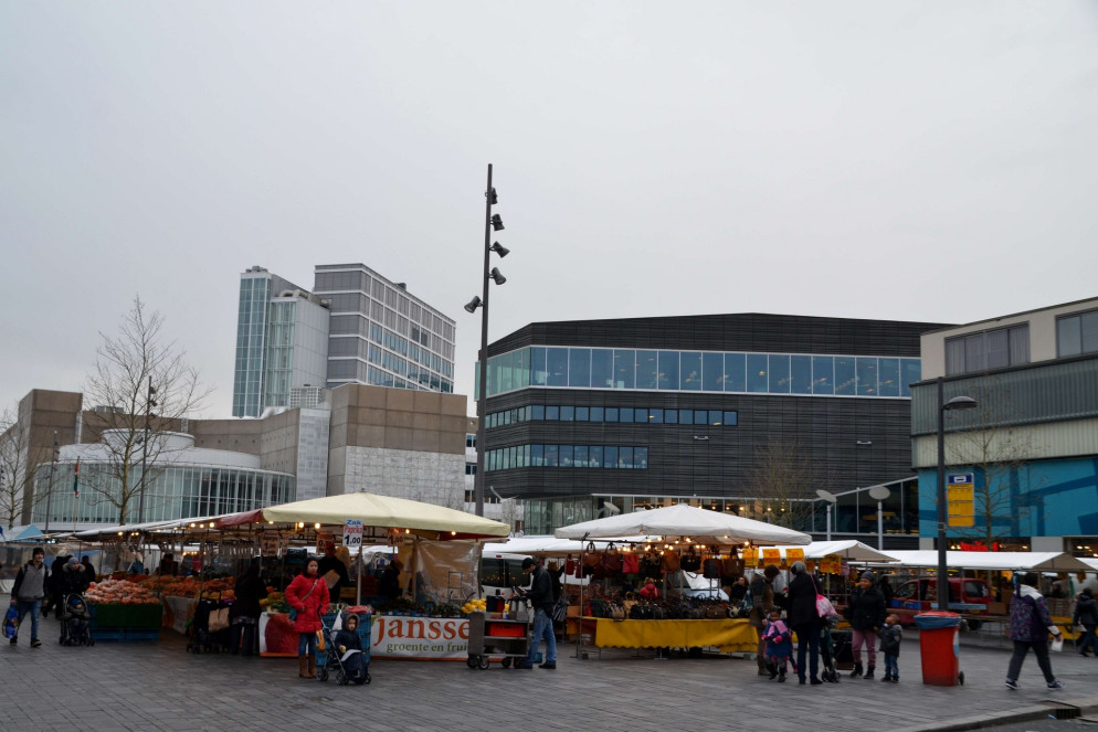 Il mercato centrale di Almere, in Stadhuisplein, la piazza del Municipio: qui il Pvv di Geert Wilders ha vinto le elezioni amministrative sia nel 2010 che nel 2014